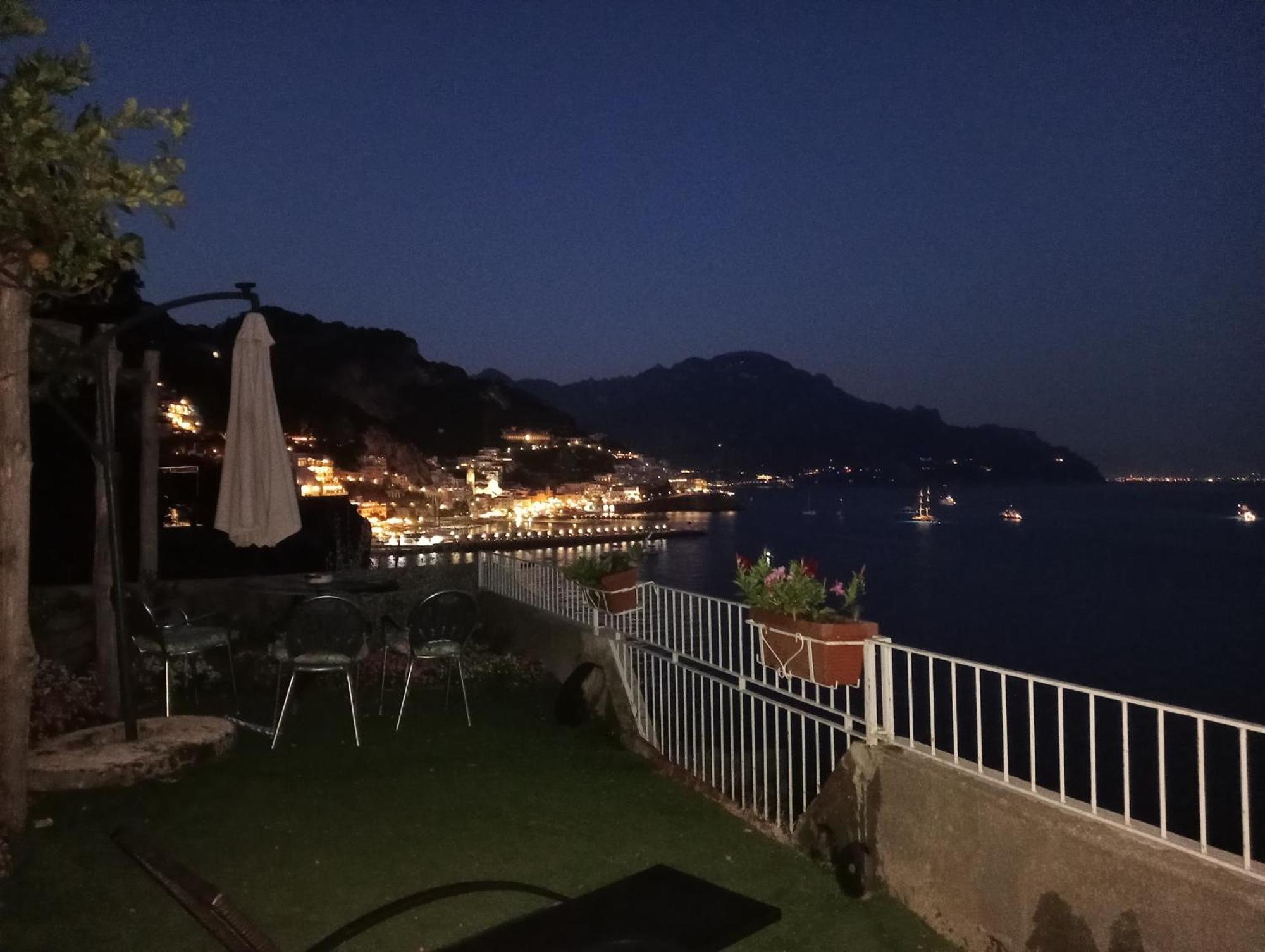Appartamento Di Raphael Con Discesa Privata Al Mare Amalfi Bagian luar foto