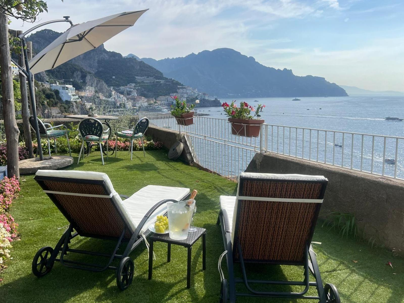 Appartamento Di Raphael Con Discesa Privata Al Mare Amalfi Bagian luar foto